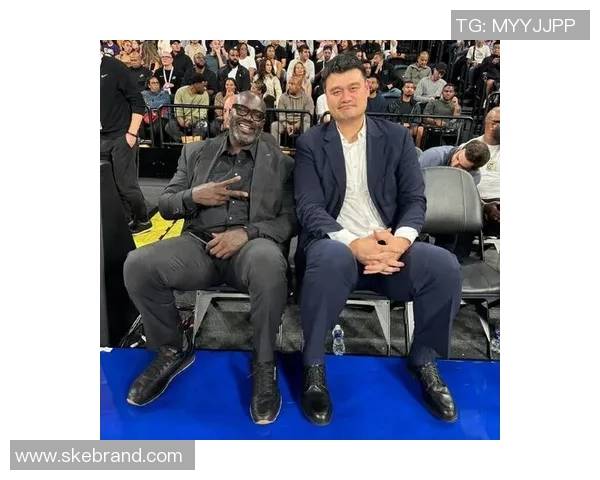 欧尼尔幽默模仿姚明引发热议两位篮球巨星的友谊与对比展现精彩瞬间